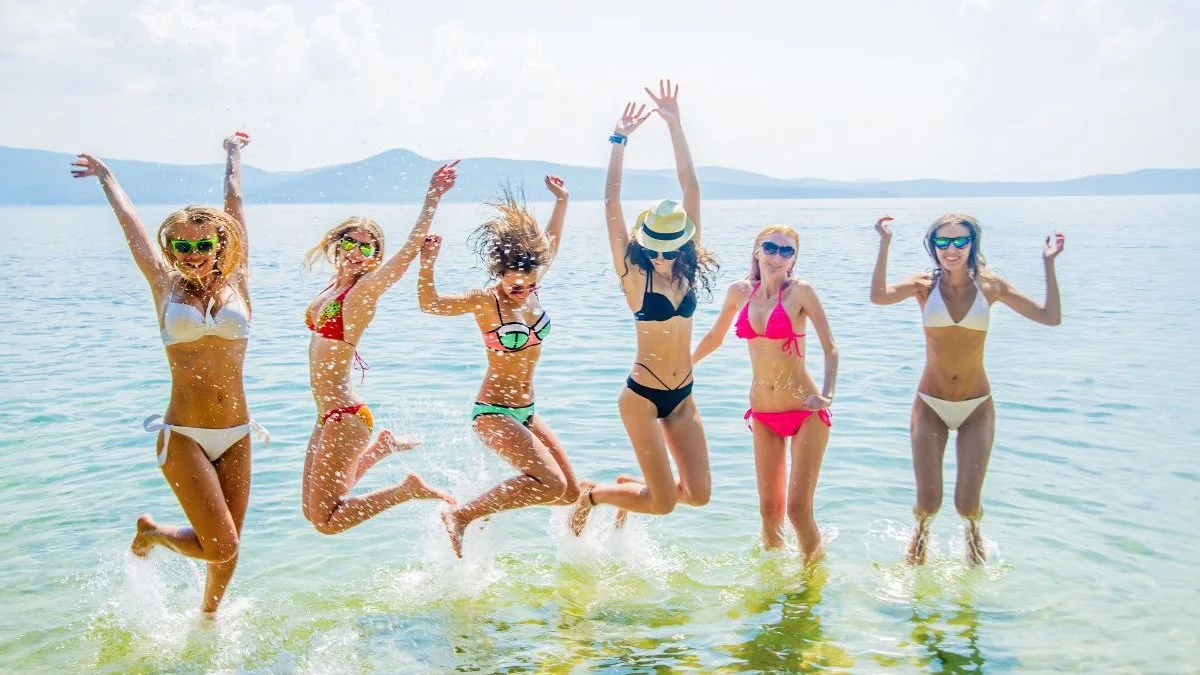groupe de filles sur la plage de barcelone l'été en maillot pendant un evjf
